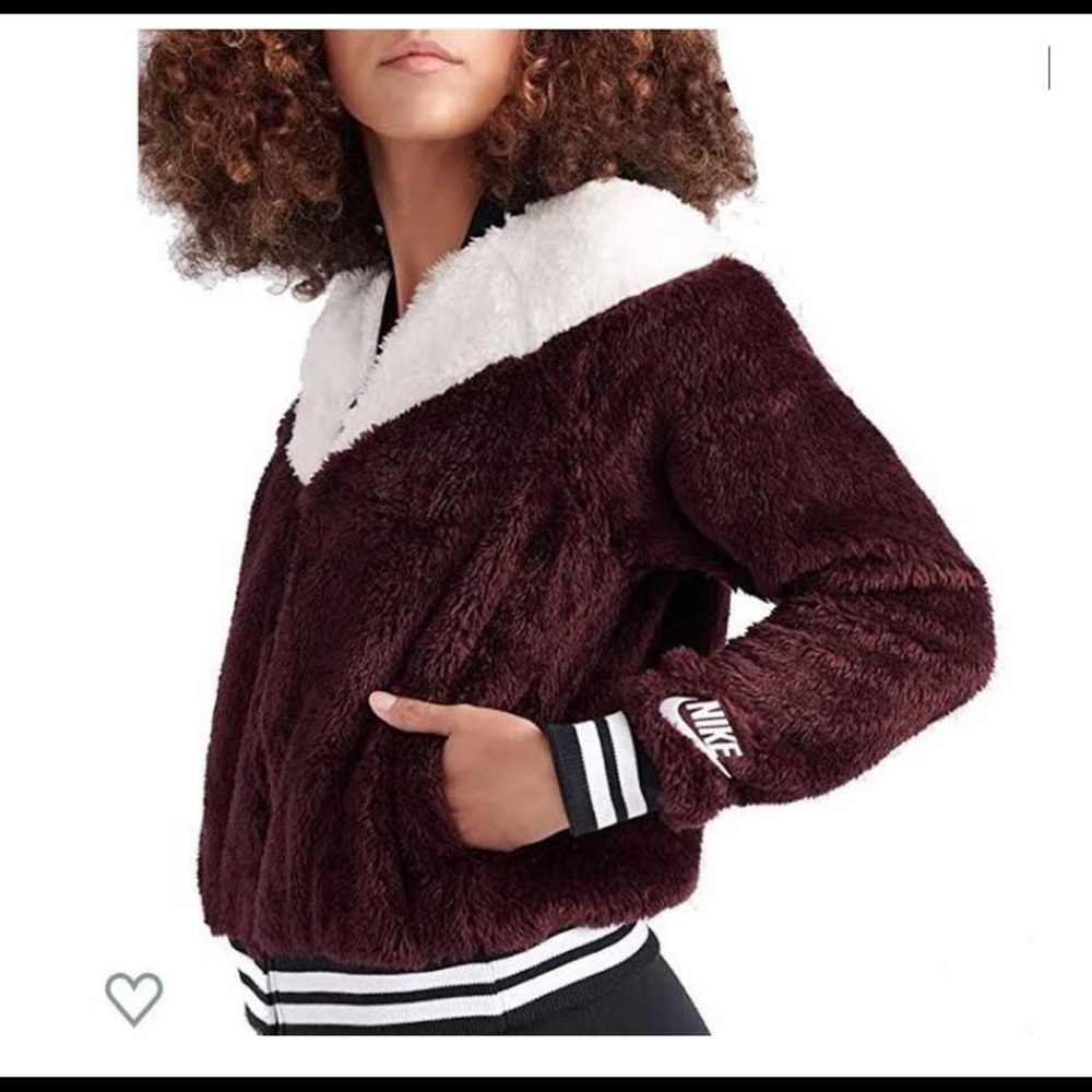 No es jacket Nike brad new sizes L
